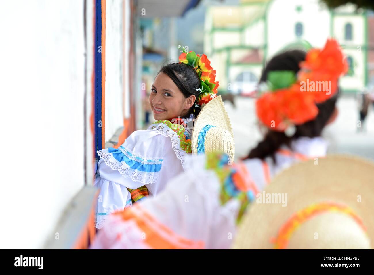 El Sanjuanero Volkstänzer tragen traditionelle Kleidung. Stockfoto
