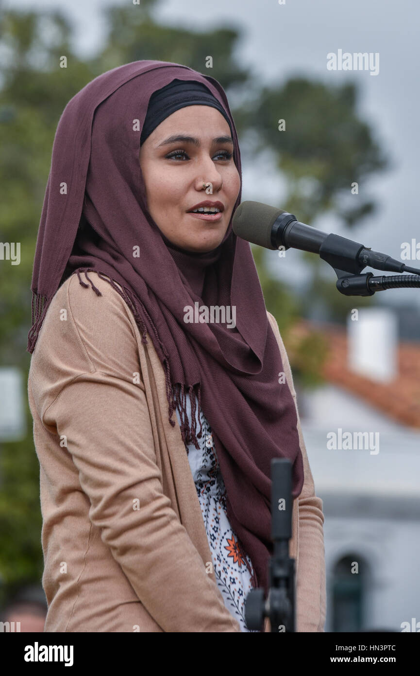 Veranstalter, Aida Jaan, der gesegneten Baum Stiftung, anlässlich einer muslimischen Reiseverbot Anti-Rallye in Santa Barbara, Kalifornien Stockfoto