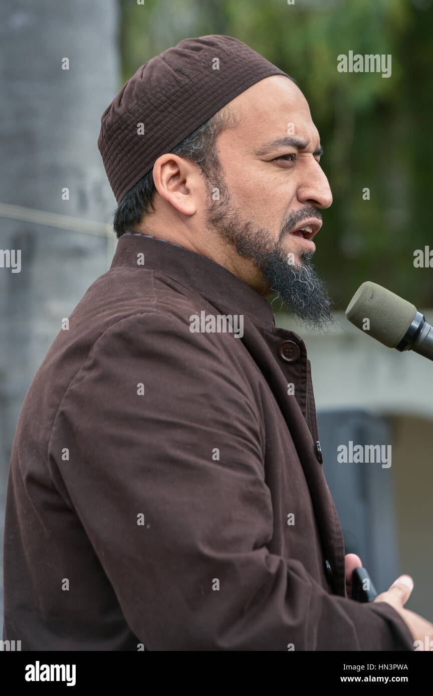 Santa Barbara Imam, Yama Niazi, der gesegneten Baum Stiftung, anlässlich einer muslimischen Reiseverbot Anti-Rallye in Santa Barbara, Kalifornien Stockfoto