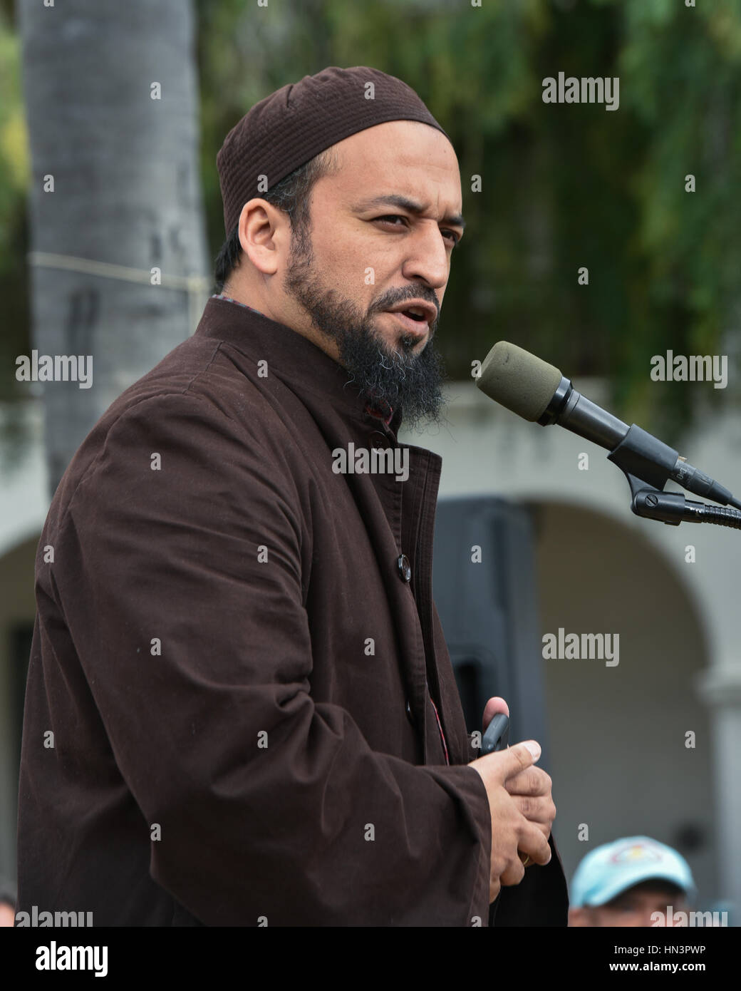 Santa Barbara Imam, Yama Niazi, der gesegneten Baum Stiftung, anlässlich einer muslimischen Reiseverbot Anti-Rallye in Santa Barbara, Kalifornien Stockfoto