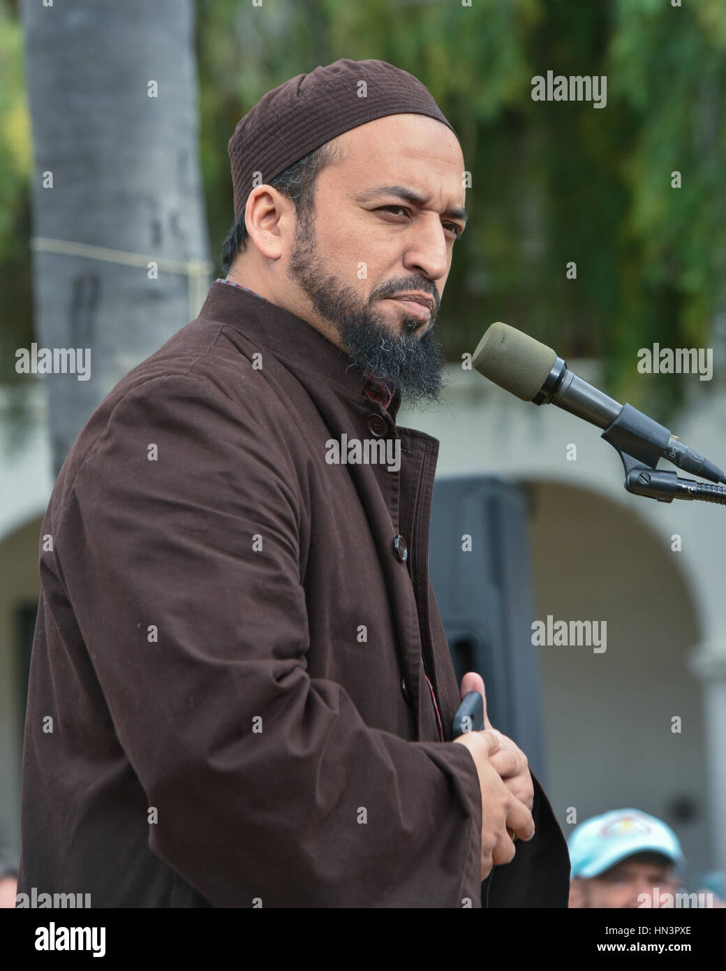 Santa Barbara Imam, Yama Niazi, der gesegneten Baum Stiftung, anlässlich einer muslimischen Reiseverbot Anti-Rallye in Santa Barbara, Kalifornien Stockfoto