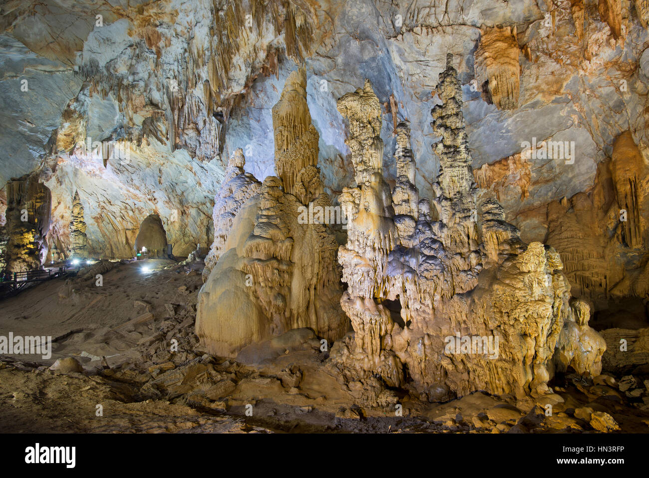 Stalaktiten und Stalagmiten, beleuchtete Tropfsteinhöhle Thiên Đường Höhle, Nationalpark Phong Nha-Ke Bang, Phong Nha Stockfoto