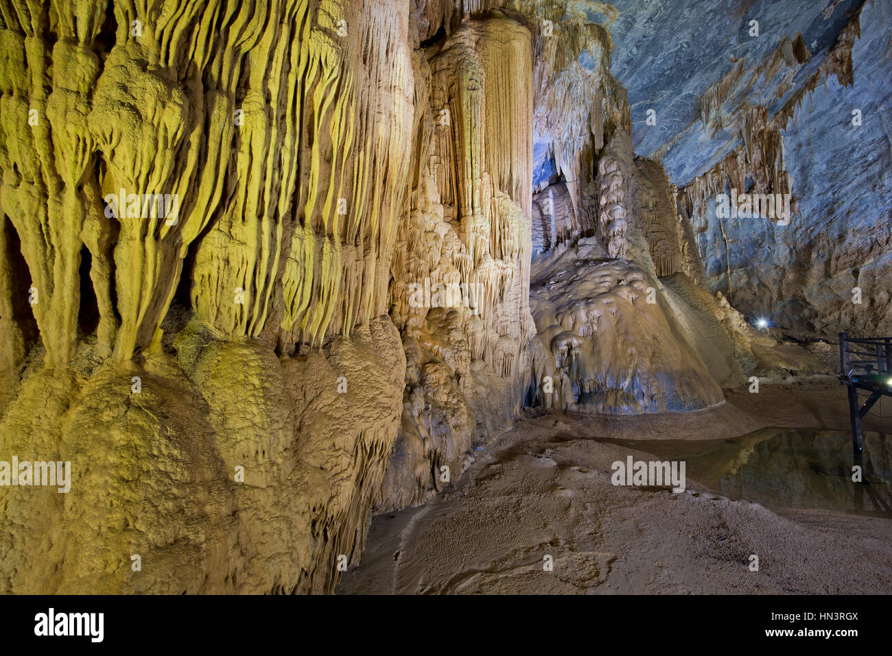 Stalaktiten und Stalagmiten, beleuchtete Tropfsteinhöhle Thiên Đường Höhle, Nationalpark Phong Nha-Ke Bang, Phong Nha Stockfoto