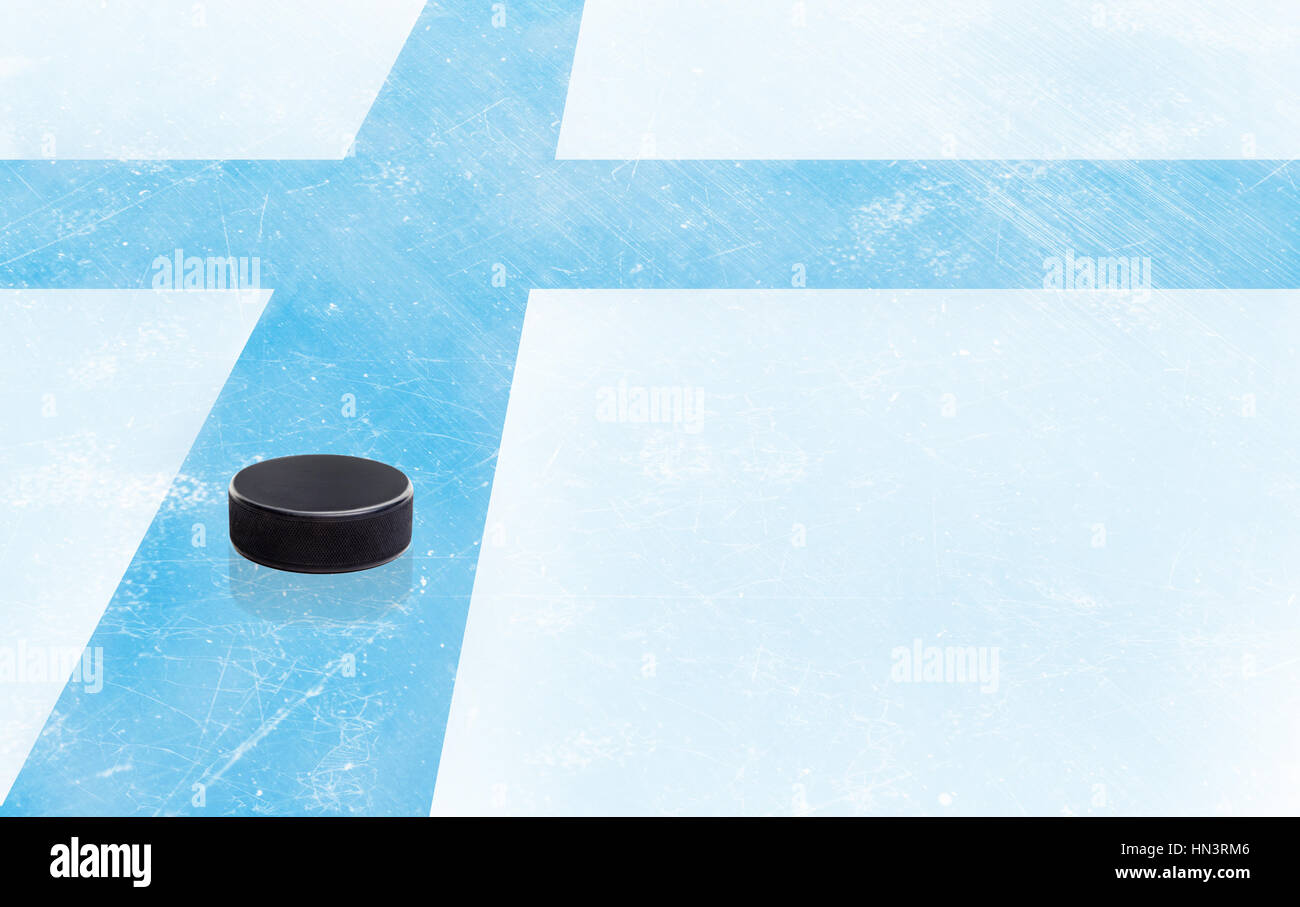 Finnland Flagge auf Eishockey Eisbahn Oberfläche mit Puck und Kopie Raum eingebettet. Niedrigen Winkel Ansicht. Stockfoto