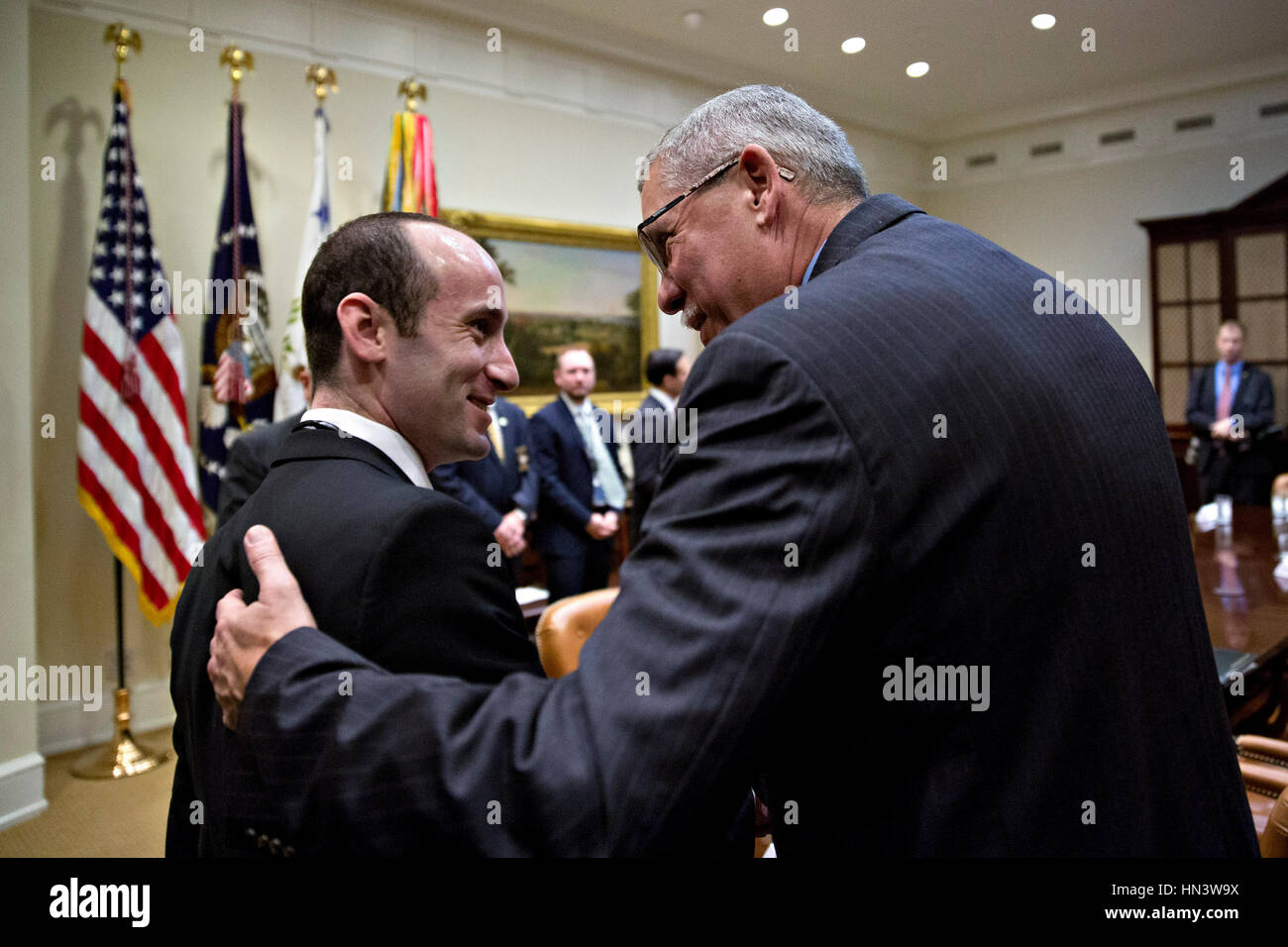 Washington DC, USA. 7. Februar 2017. Stephen Miller, weiße Haus senior Advisor für Politik, links, im Gespräch mit Samuel Page, Sheriff von Rockingham County, North Carolina, vor dem Start eine listening Session mit US-Präsident Donald Trump, nicht im Bild, im Roosevelt Room des weißen Hauses in Washington, DC, USA, Dienstag, 7. Februar 2017. Die Trumpf-Verwaltung kehrt zum Gericht Dienstag um zu argumentieren, es hat weitreichende Befugnisse über Staatssicherheit und auf Nachfrage Wiedereinstellung der ein Reiseverbot für sieben mehrheitlich muslimischen Ländern, die Flüchtlinge, ausgelösten Proteste und Kredit gestrandet: Andrew Stockfoto