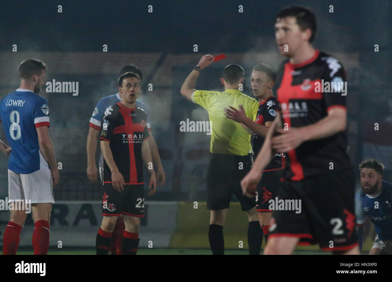 Ballymena Showgrounds, Nordirland, Vereinigtes Königreich. 7. Februar 2017 - Linfield 3 Kreuzfahrer 1. Kreuzfahrer Paul Heatley (22) ist fassungslos, als eine rote Karte von Schiedsrichter Mervyn Smyth. David Hunter/Alamy Live-Nachrichten Stockfoto