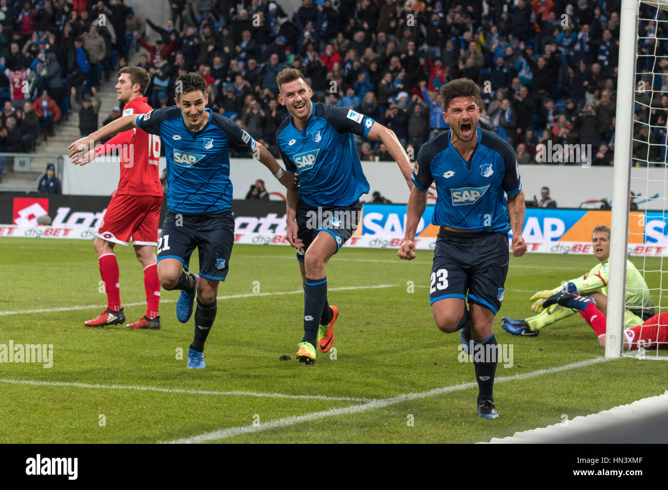 Sinsheim, Deutschland. 4. Februar 2017. (R-L) Marco Terrazzino, Adam Szalai, Benjamin Hübner (Hoffenheim) Fußball: Marco Terrazzino Hoffenheim feiert nach ihrem 2. Tor während der Bundesliga-Partie zwischen der TSG 1899 Hoffenheim 4: 0-1. FSV Mainz 05 im Rhein-Neckar-Arena in Sinsheim, Deutschland. Bildnachweis: Maurizio Borsari/AFLO/Alamy Live-Nachrichten Stockfoto