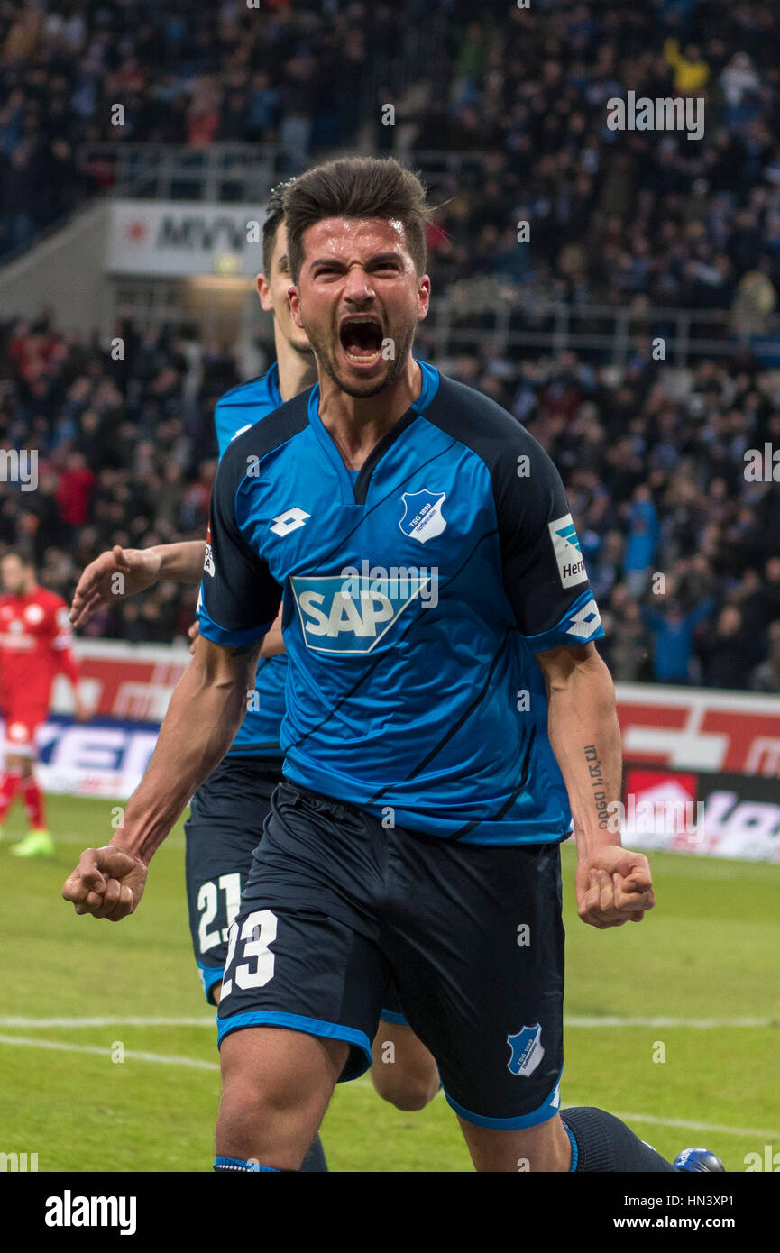 Sinsheim, Deutschland. 4. Februar 2017. Marco Terrazzino (Hoffenheim) Fußball: Marco Terrazzino Hoffenheim feiert nach ihrem 2. Tor während der Bundesliga-Partie zwischen der TSG 1899 Hoffenheim 4: 0-1. FSV Mainz 05 im Rhein-Neckar-Arena in Sinsheim, Deutschland. Bildnachweis: Maurizio Borsari/AFLO/Alamy Live-Nachrichten Stockfoto