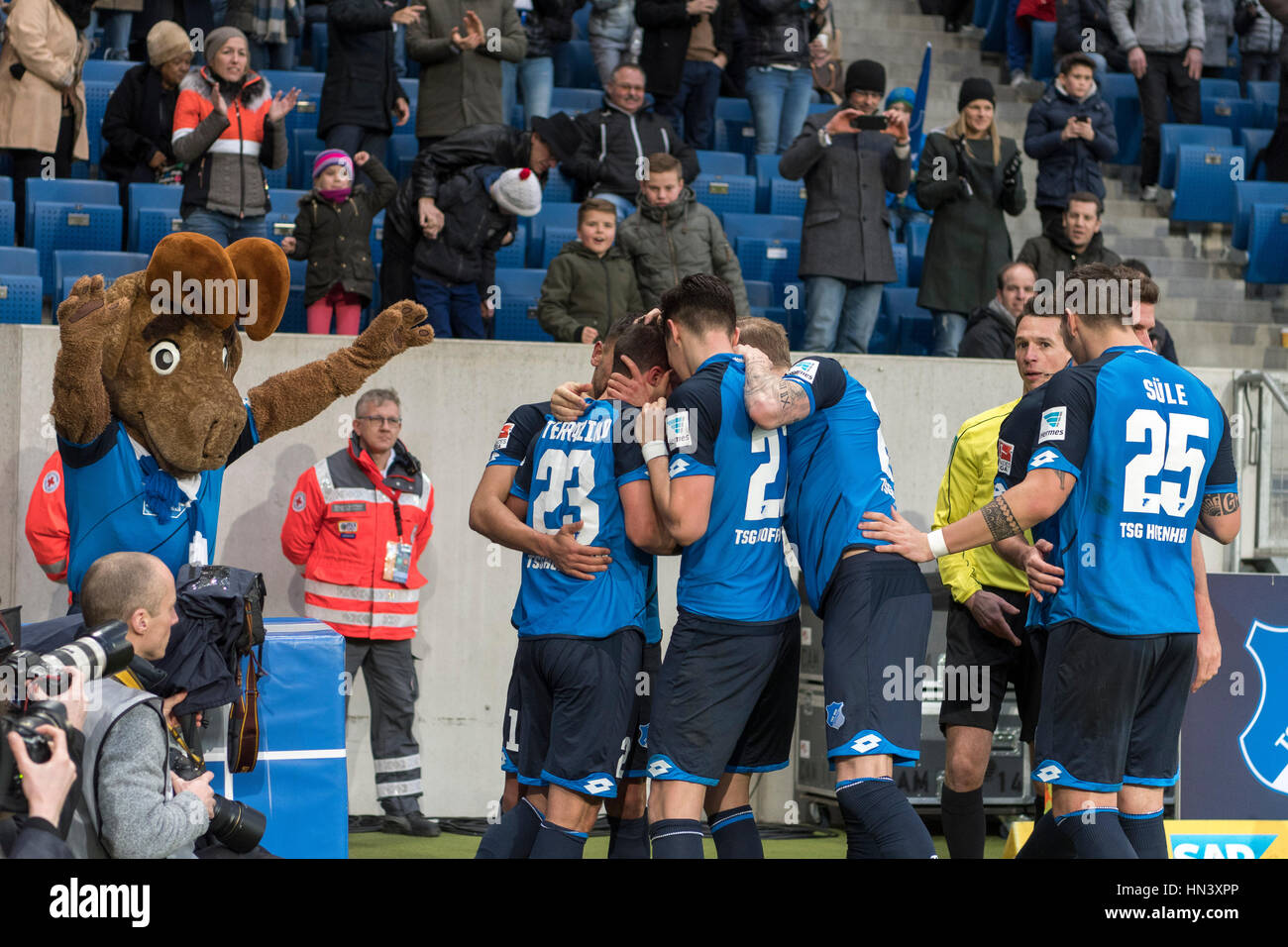 Sinsheim, Deutschland. 4. Februar 2017. Hoffenheim-Team Gruppe Fußball: Marco Terrazzino Hoffenheim feiert nach Tor ihre 2. mit Maskottchen während der Bundesliga-Partie zwischen der TSG 1899 Hoffenheim 4: 0-1. FSV Mainz 05 im Rhein-Neckar-Arena in Sinsheim, Deutschland. Bildnachweis: Maurizio Borsari/AFLO/Alamy Live-Nachrichten Stockfoto