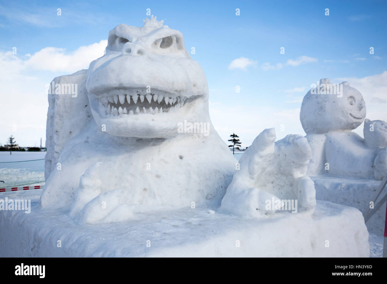 Sapporo, Japan. 7. Februar 2017. Das Sapporo Snow Festival (Sapporo Yuki Matsuri) in Sapporo, Hokkaido, Japan. Das jährliche Festival zieht mehr als 2 Millionen Besucher an. Das erste Festival fand im Jahr 1950, wenn Schnee die örtliche High School Studenten Bulit Statuen im Odori Koen. Großer Schneeskulpturen sind die Hauptattraktion zusammen mit einem internationalen Schnee-Wettbewerb und ein Snowpark mit Aktivitäten wie Schnee rutschen. Godzilla Schneeskulpturen. Das Festival läuft bis zum 12. Februar. Picture by Credit: Chris Bull/Alamy Live-Nachrichten Stockfoto