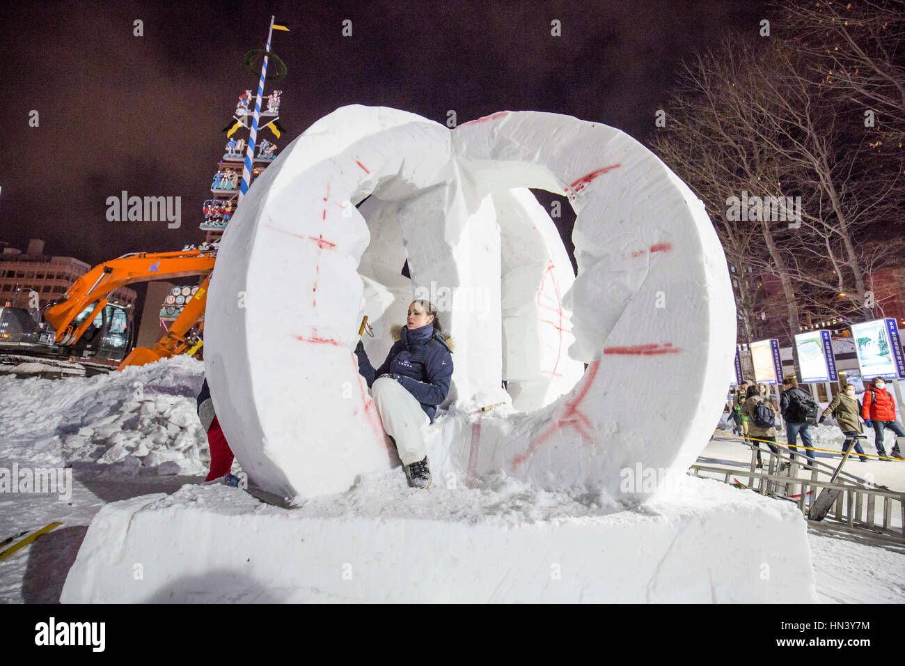 Sapporo, Japan. 7. Februar 2017. Das Sapporo Snow Festival (Sapporo Yuki Matsuri) in Sapporo, Hokkaido, Japan. Das jährliche Festival zieht mehr als 2 Millionen Besucher an. Das erste Festival fand im Jahr 1950, wenn Schnee die örtliche High School Studenten Bulit Statuen im Odori Koen. Großer Schneeskulpturen sind die Hauptattraktion zusammen mit einem internationalen Schnee-Wettbewerb und ein Snowpark mit Aktivitäten wie Schnee rutschen. Ein Mitglied des Teams aus Finnland arbeitet auf einer Schneeskulptur namens "Existenz". Das Festival läuft bis zum 12. Februar. Bild von Chris Bull/Alamy Live-Nachrichten Stockfoto