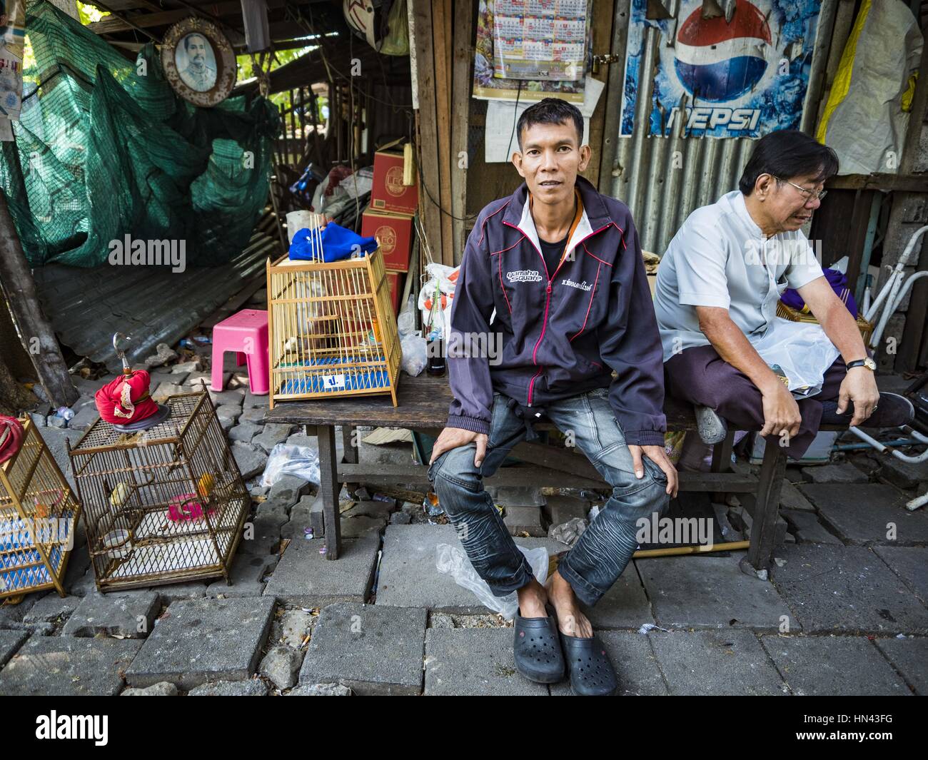 Bangkok, Bangkok, Thailand. 8. Februar 2017. Männer plaudern, während ihre Vögel in Pom Mahakan frische Luft zu bekommen. Die Bewohner des alten Forts sind bekannt für ihre Gemeinschaft der Song Vogelfreunde. Mehr als 40 Familien leben noch in Pom Mahakan, ein Slum-Gemeinschaft in einem 19. Jahrhundert Fort in Bangkok. Stadtbeamte versuchen sie ausziehen Fort aber Mitglieder der Gemeinschaft verweigern, zu verlassen. NGOs und Denkmalpflege Organisationen arbeiten mit der Community zu helfen, einen Weg finden, zu bleiben. Nachdem mehrere Fristen bestanden, wurden Bewohner erzählte, dass sie bis Ende Februar verlassen Stockfoto