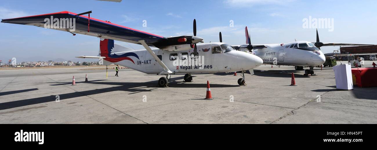 Kathmandu, Nepal. 8. Februar 2017. Das China gefertigte Flugzeug MA60 (R) und Y12e sind während der Lieferung Zeremonie am Tribhuvan International Airport in Kathmandu, Nepal, 8. Februar 2017 abgebildet. Nepal erhielt zwei Flugzeuge MA60 und Y12e als Teil eines sechs Flugzeuge Deal zwischen Nepal und China. Bildnachweis: Sunil Sharma/Xinhua/Alamy Live-Nachrichten Stockfoto