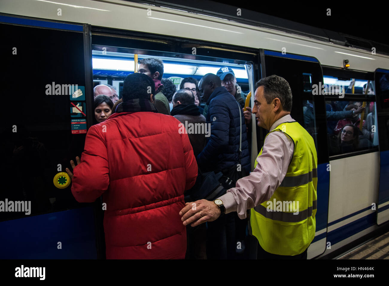 Madrid, Spanien. 8. Februar 2017. Eine u-Bahn Arbeitskraft handeln, wie ein "Metro Pusher" in einem überfüllten Wagen da eine große Anzahl von Menschen zur Avenida de América Station aufgrund der Schließung der teilnehmen 8 Credit line: Marcos del Mazo/Alamy Live News Stockfoto