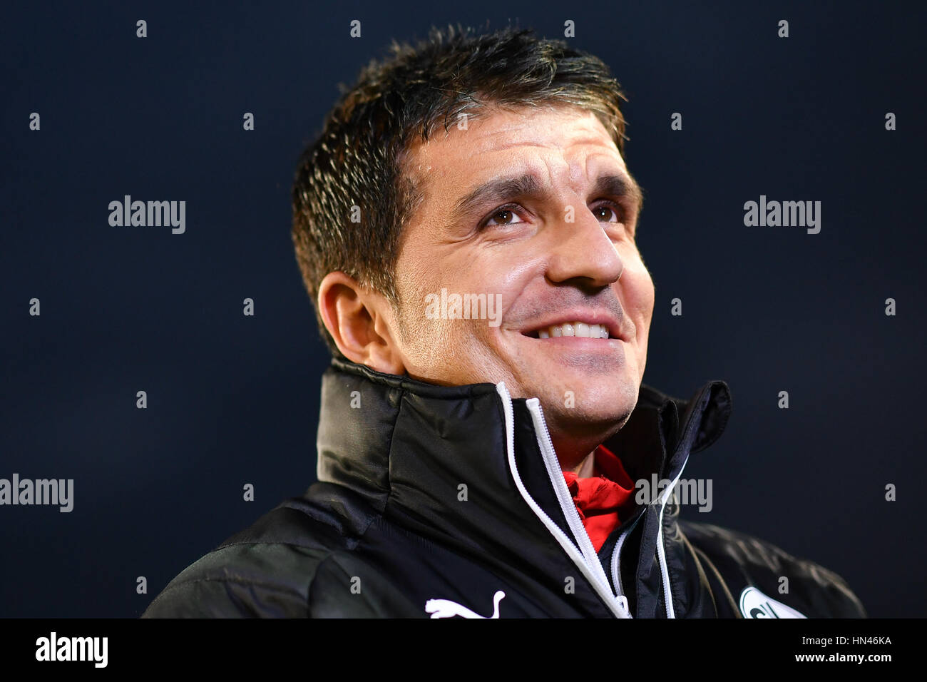 Die Sandhausens Trainer Kenan Kocak stehen im Stadion für die Runde der 16 DFB-Pokal-Spiel zwischen SV Sandhausen und der FC Schalke 04 im Hardtwaldstadion in Sandhausen, Deutschland, 8. Februar 2017. (EMBARGO Bedingungen - Achtung: der DFB verbietet die Nutzung und Veröffentlichung der sequentiellen Bilder über das Internet und andere Online-Medien während des Spiels (inkl. Pause). ACHTUNG: SPERRUNG ZEITRAUM! Die DFB ermöglicht die weitere Nutzung und Veröffentlichung der Bilder für mobile Dienste (vor allem MMS) und DVB-H und DMB erst nach dem Ende des Spiels.) Foto: Uwe Flugsicherungsorganisation Stockfoto