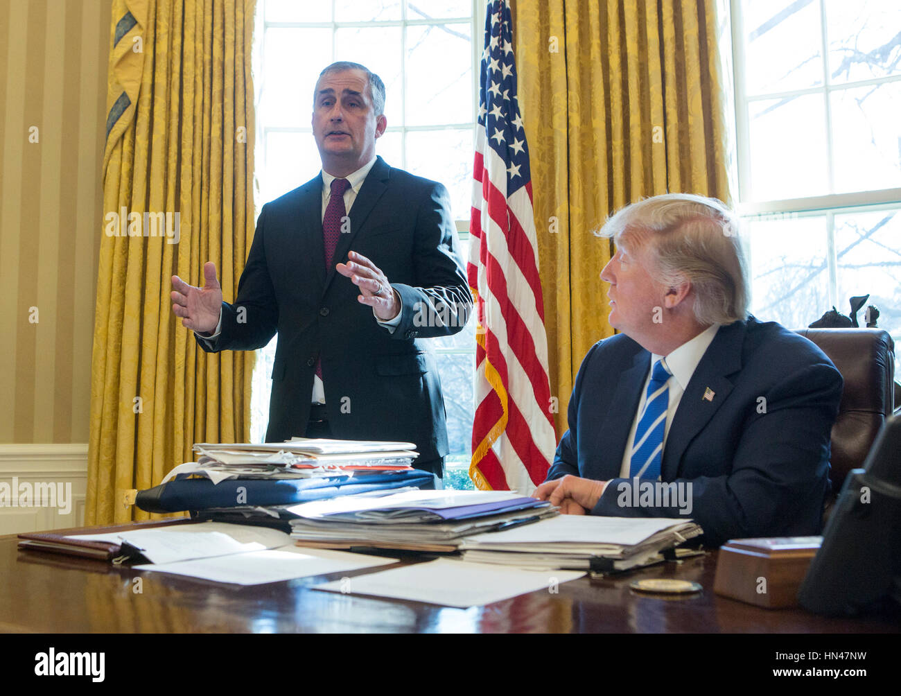 Washington DC, USA. 8. Februar 2017. Intel-CEO Brian Krzanich spricht bei einem Treffen mit US-Präsident Donald Trump im The White House in Washington, DC, 8. Februar 2017 wo kündigte Intel eine Investition von $ 7 Milliarden Bau eine Fabrik in Chandler, Arizona, fortschrittliche Halbleiter-Chips zu schaffen. Bildnachweis: Chris Kleponis/Pool über CNP MediaPunch Credit: MediaPunch Inc/Alamy Live-Nachrichten Stockfoto