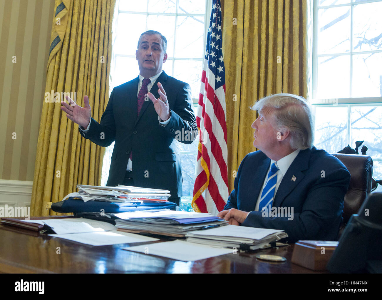 Washington DC, USA. 8. Februar 2017. Intel-CEO Brian Krzanich spricht bei einem Treffen mit US-Präsident Donald Trump im The White House in Washington, DC, 8. Februar 2017 wo kündigte Intel eine Investition von $ 7 Milliarden Bau eine Fabrik in Chandler, Arizona, fortschrittliche Halbleiter-Chips zu schaffen. Bildnachweis: Chris Kleponis/Pool über CNP MediaPunch Credit: MediaPunch Inc/Alamy Live-Nachrichten Stockfoto