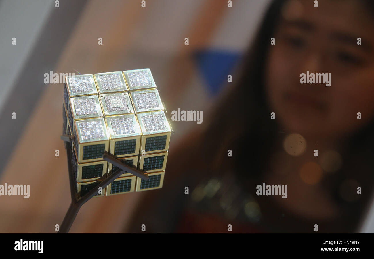 Shanghai, China. 8. Februar 2017. Ein magischer Würfel mit 1.360 Stücke von Juwelen eingelegt wird während der Ausstellung "Beyond Rubiks Cube" Global Harbor Museum in Shanghai, Ost-China, 8. Februar 2017 angezeigt. Cube-Erfinder Erno Rubik selbst beteiligte sich auch an der Vorbereitung der Dreimonats-Ausstellung, die bis zum 26. Februar öffnet. Der Cube wurde von ungarischen Erno Rubik erfunden auszog, um ein Modell zu erklären, drei dimensionalen Geometrie zu erstellen. Bildnachweis: Pei Xin/Xinhua/Alamy Live-Nachrichten Stockfoto