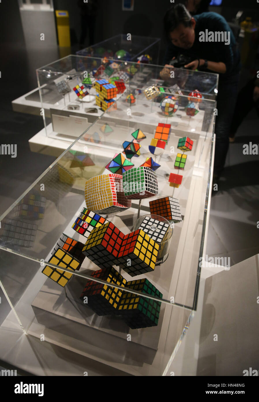 Shanghai, China. 8. Februar 2017. Magische Würfel werden während der Ausstellung "Beyond Rubiks Cube" Global Harbor Museum in Shanghai, Ost-China, 8. Februar 2017 angezeigt. Cube-Erfinder Erno Rubik selbst beteiligte sich auch an der Vorbereitung der Dreimonats-Ausstellung, die bis zum 26. Februar öffnet. Der Cube wurde von ungarischen Erno Rubik erfunden auszog, um ein Modell zu erklären, drei dimensionalen Geometrie zu erstellen. Bildnachweis: Pei Xin/Xinhua/Alamy Live-Nachrichten Stockfoto