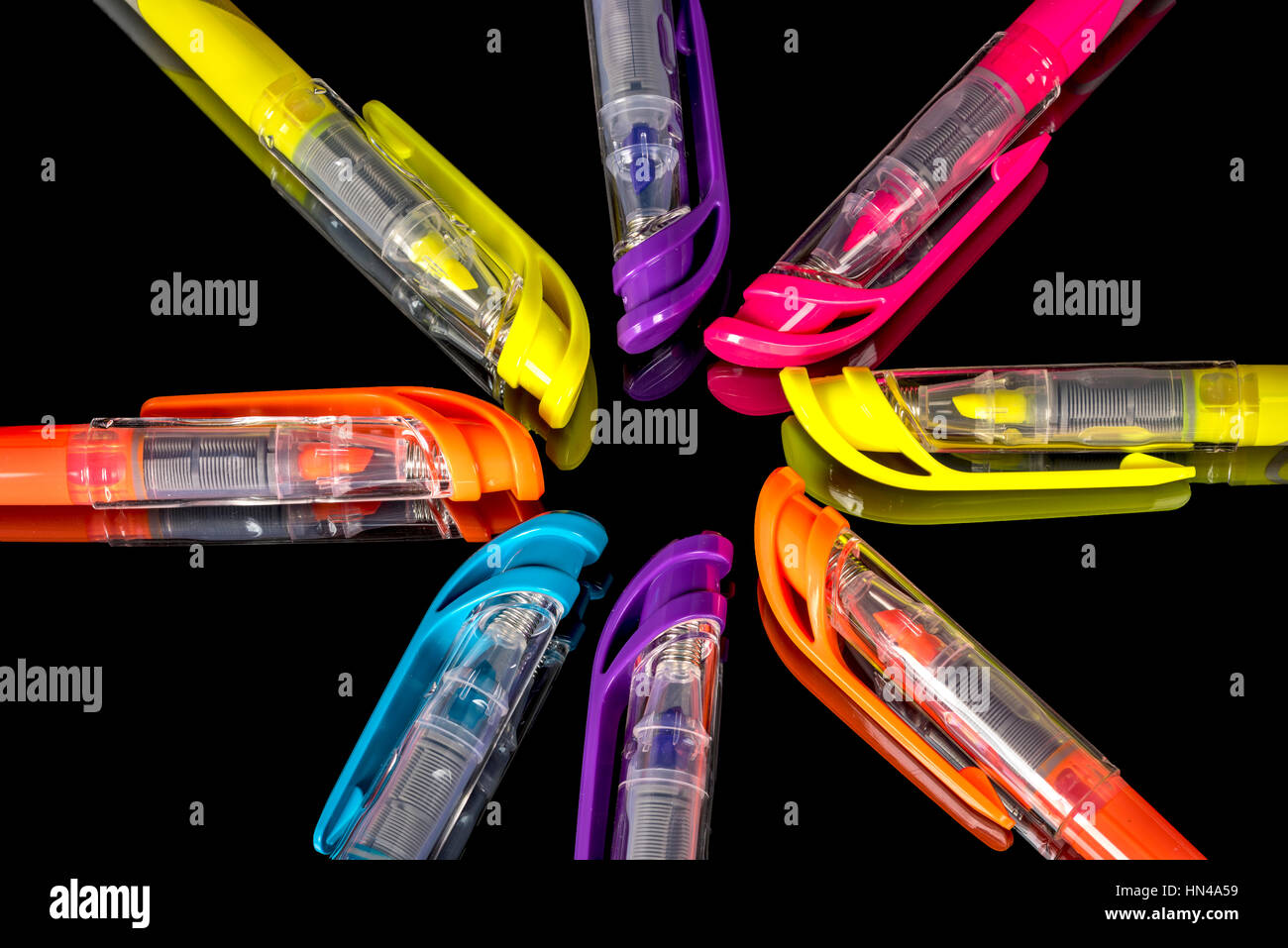 Cool aussehende Kugelschreiber in vielen Farben auf einer reflektierenden Oberfläche Stockfoto