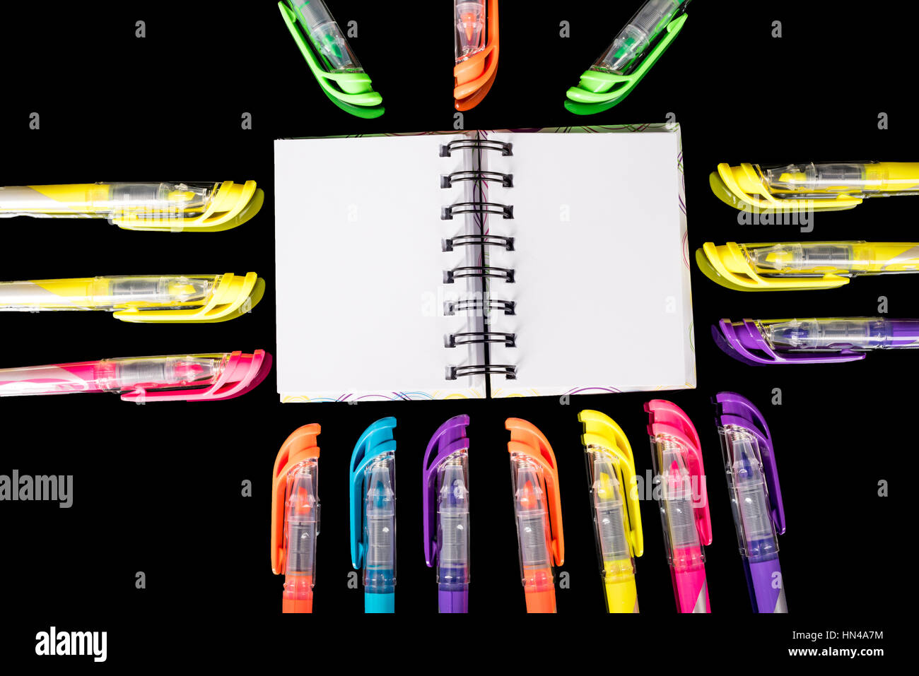 Stifte für ein Muster Farbe und surround-ein kleines Stück Papier Stockfoto