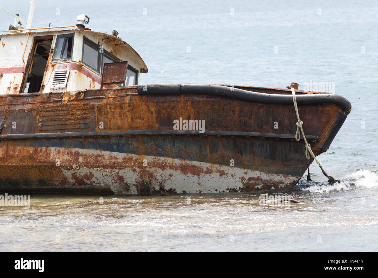 12. Juni 2016 Portobelo, Panama: Schiffbruch Closeup auf den Felsen in der Bucht Stockfoto