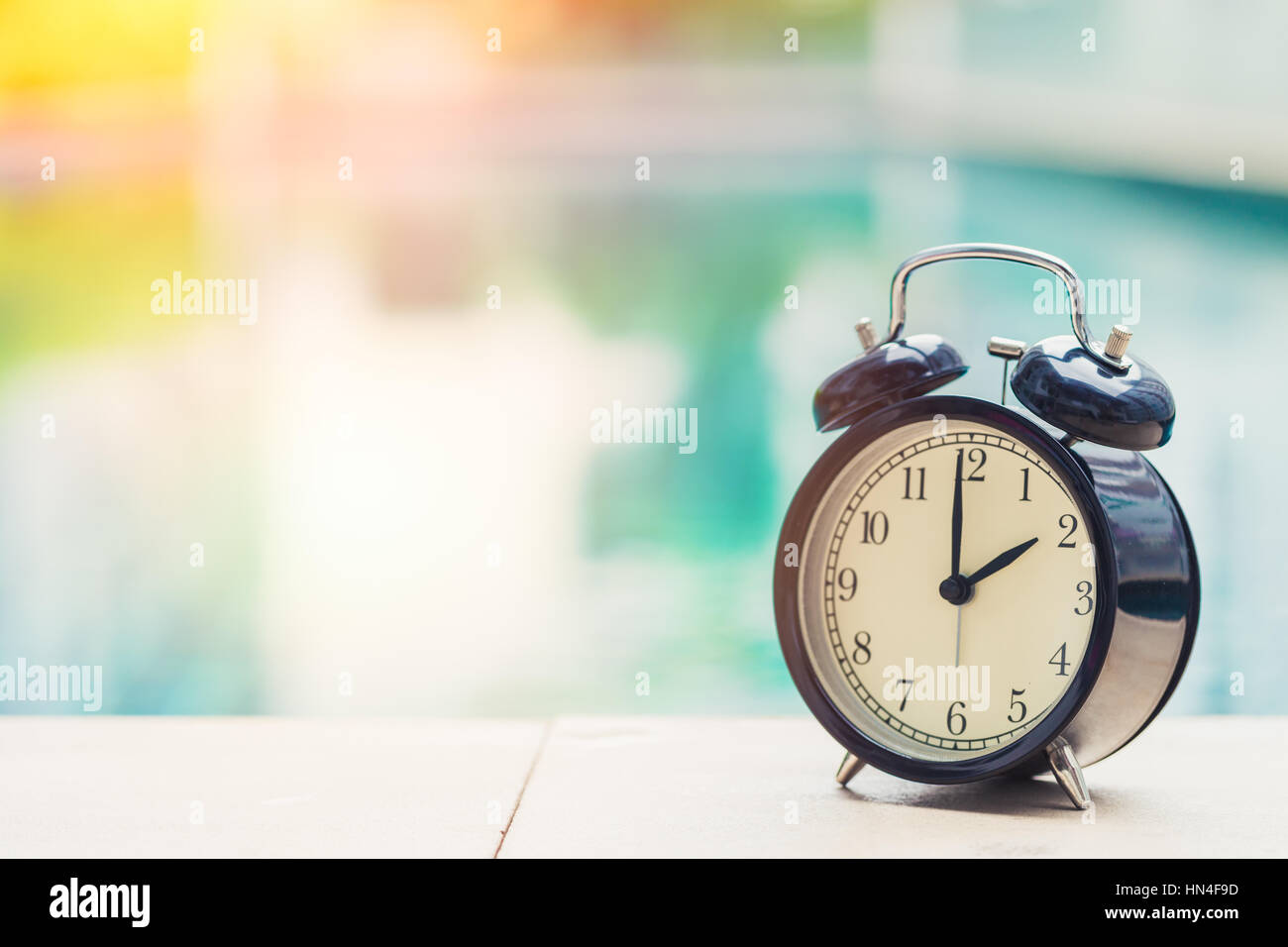 02:00 Retro-Uhr um den Swimmingpool im freien Zeit Ferienkonzept. Stockfoto