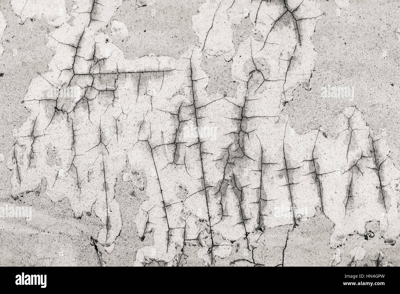 Mark auf weißen Wand zu kratzen. Stockfoto