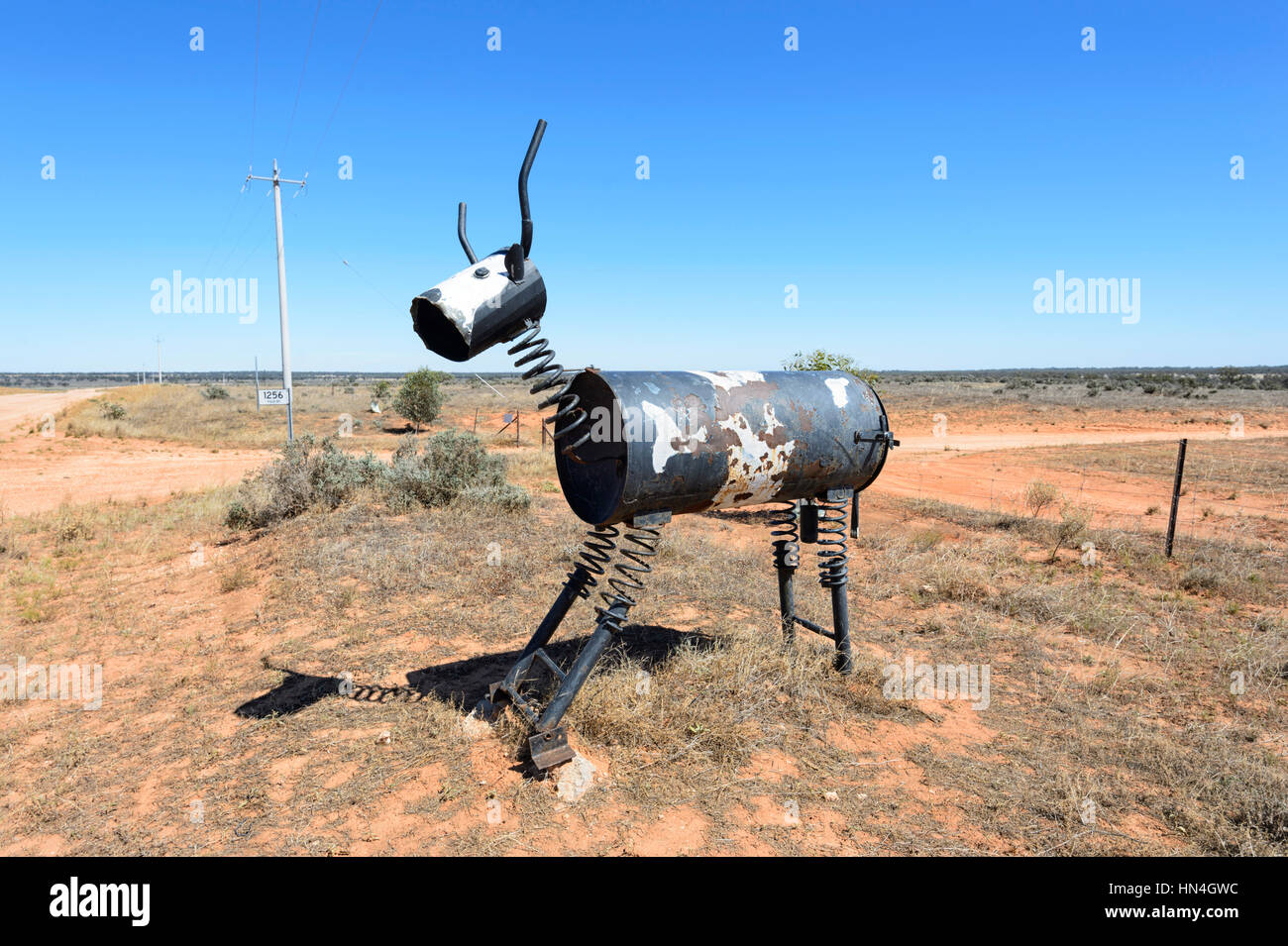 Bull Briefkasten auf einer Outback-Feldweg zwischen Pooncarie und Menindee, New-South.Wales, Australien Stockfoto