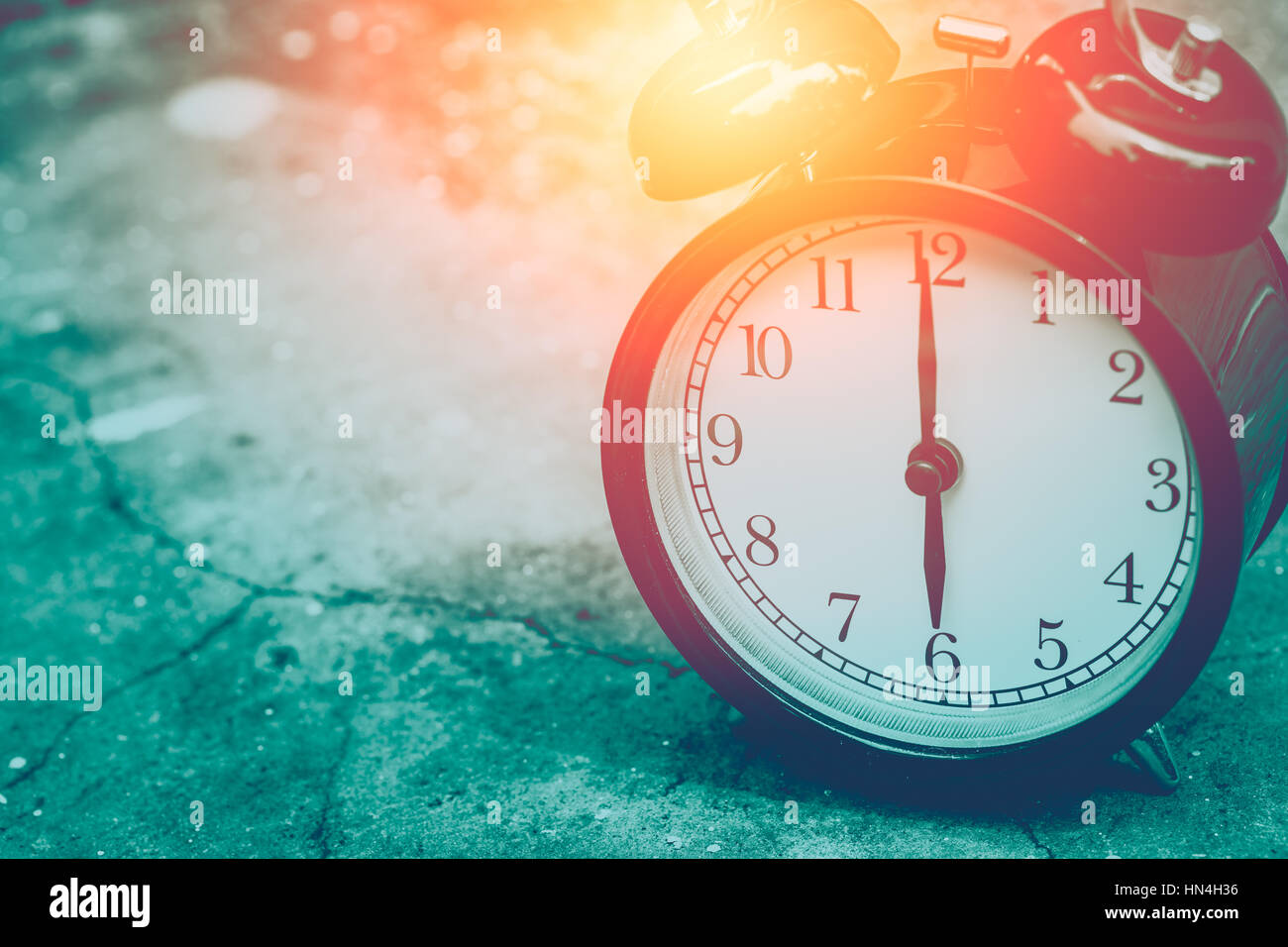 Closeup Vintage Uhr selektiven Fokus auf Nummer 06:00 mit Sonne leichten Vintage Farbton für Postkarte. Stockfoto