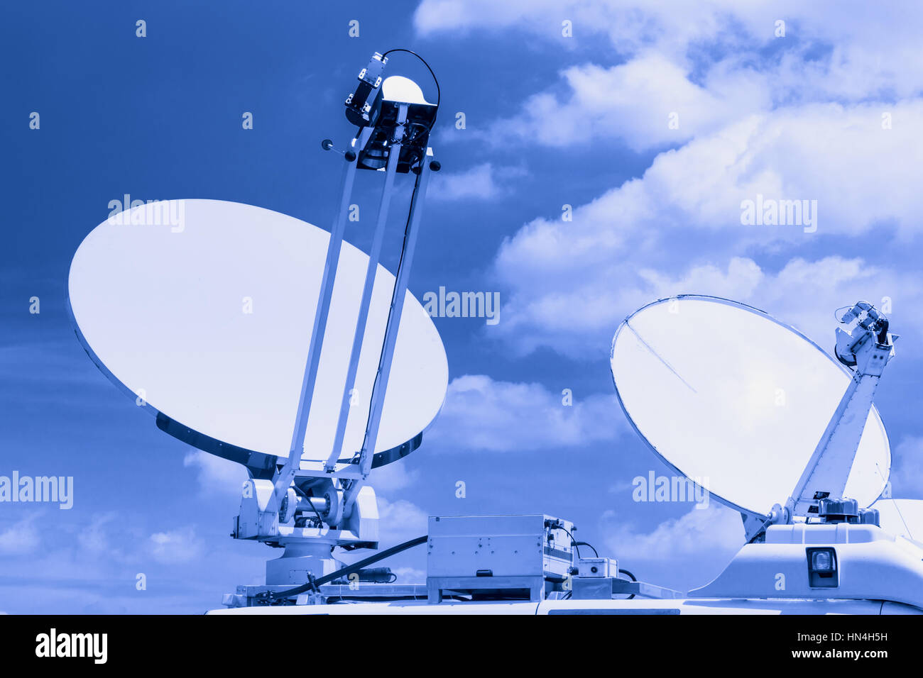 Satellitenschüssel montiert mobile Fahrzeug. Stockfoto