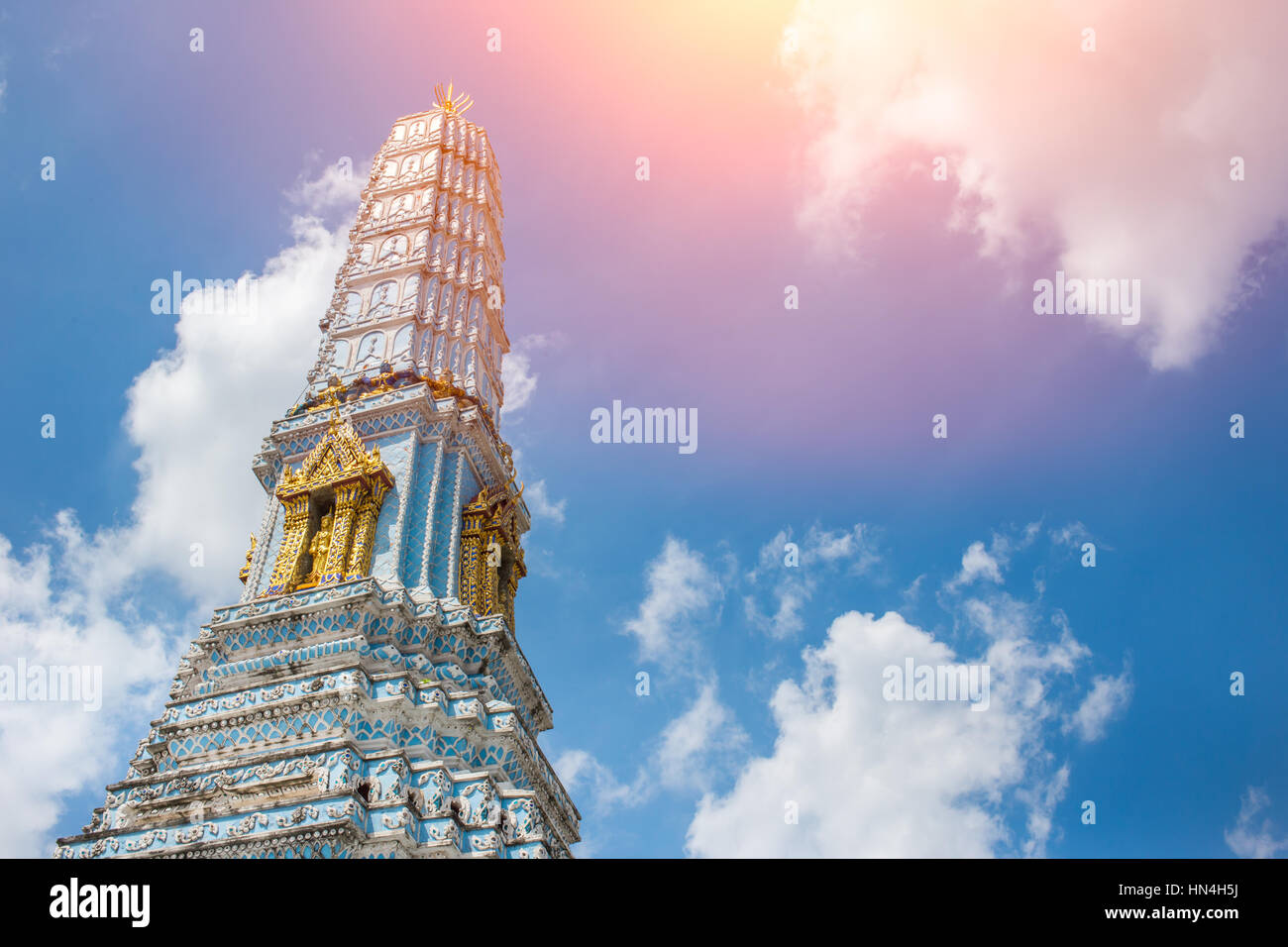 Thai Tempel Pagode Reisen Wahrzeichen Wat Phra Kaew und Wat Phra Sri Rattana Satsadaram mit Himmel-Kompositions-Raum für Text. Stockfoto