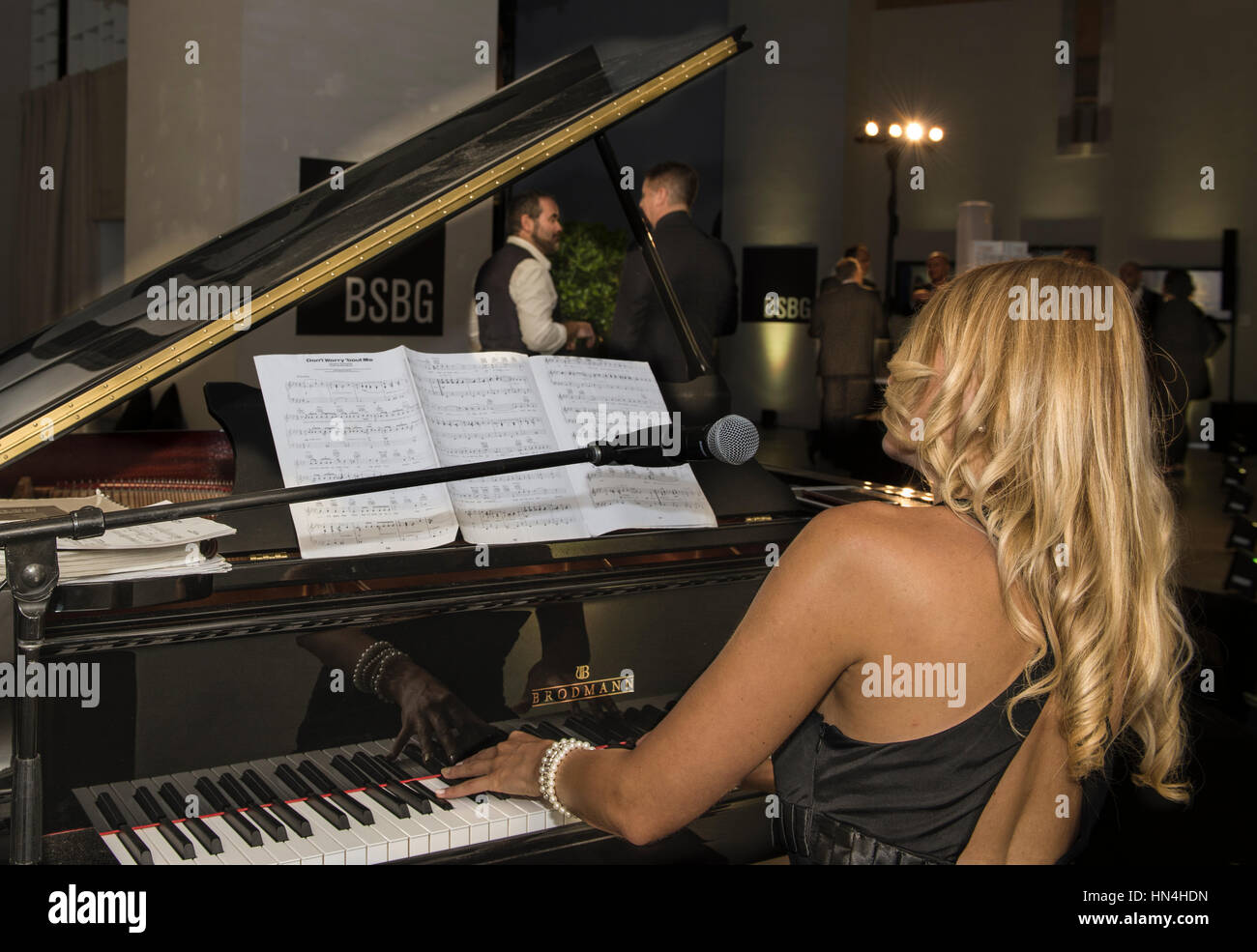 Unternehmerinnen und Unternehmer versammelten sich in ein Firmen-Event mit Getränken und intelligente Business-Kleidung. Stockfoto