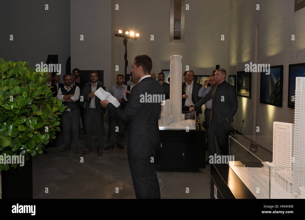 Unternehmerinnen und Unternehmer versammelten sich in ein Firmen-Event mit Getränken und intelligente Business-Kleidung. Stockfoto