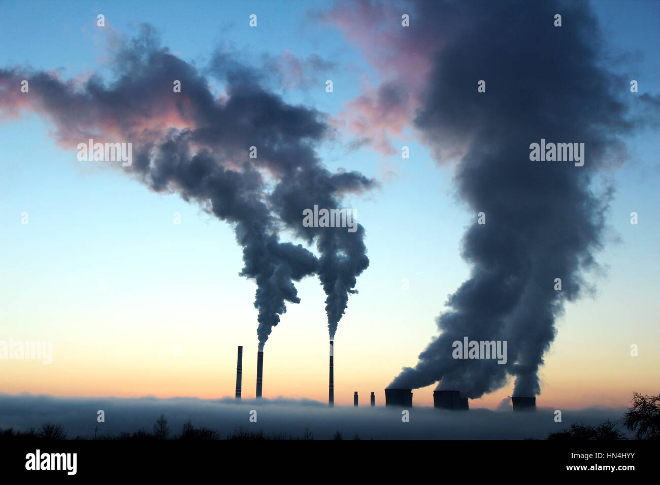 Emission von Braunkohlekraftwerk während des Sonnenuntergangs Stockfoto