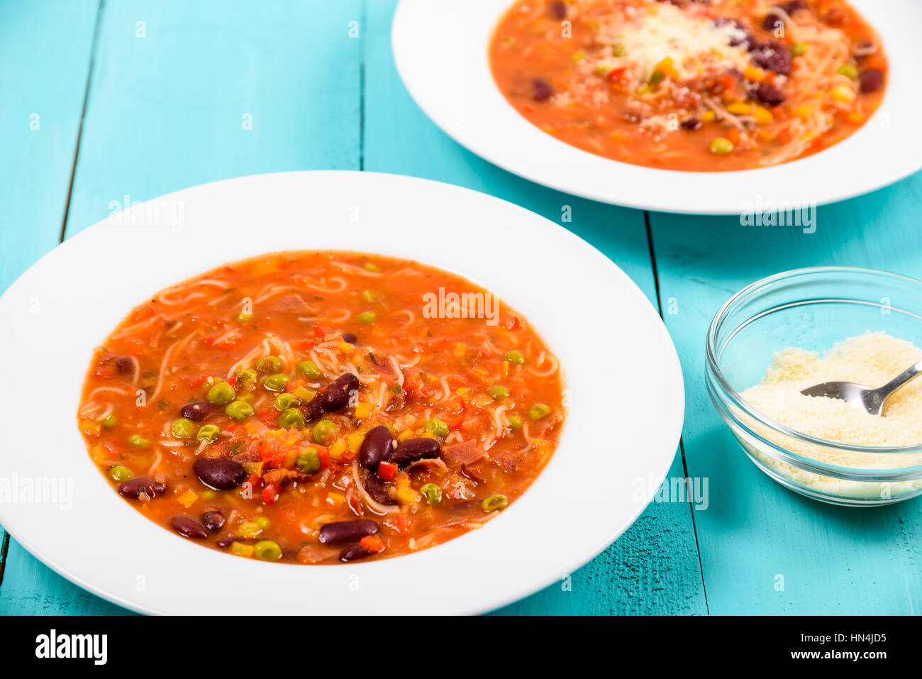 Minestrone eintopf -Fotos und -Bildmaterial in hoher Auflösung – Alamy