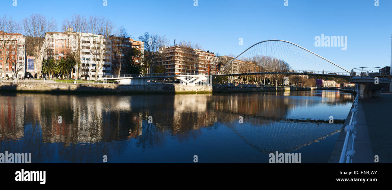 Spanien: Skyline von Bilbao und Nervion River mit Blick auf die Zubizuri, die weiße Brücke oder der Campo Volantin Brücke von Santiago Calatrava Stockfoto