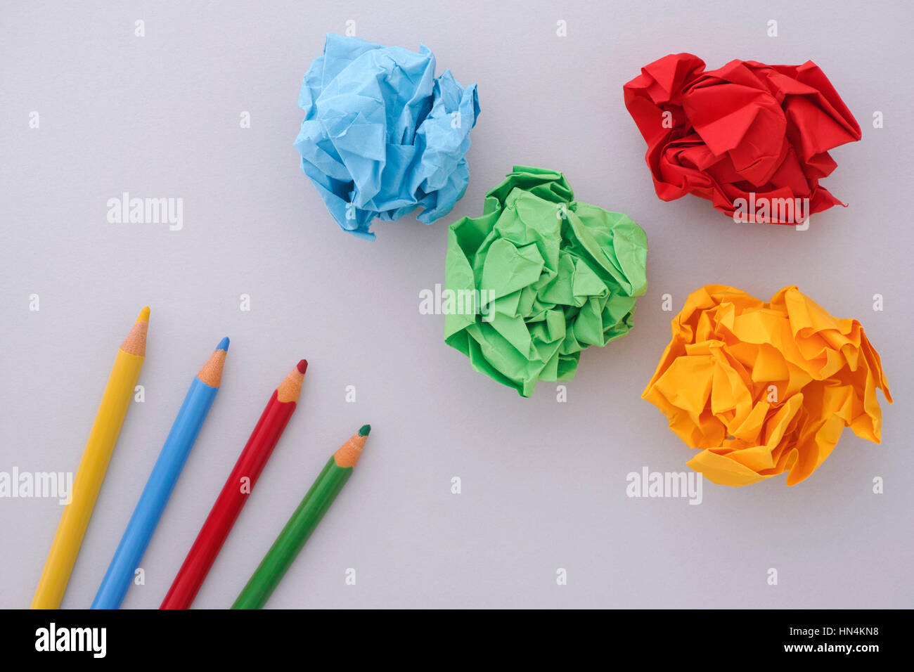 Buntstifte und bunten Papierkugeln. Idee-Konzept. Stockfoto