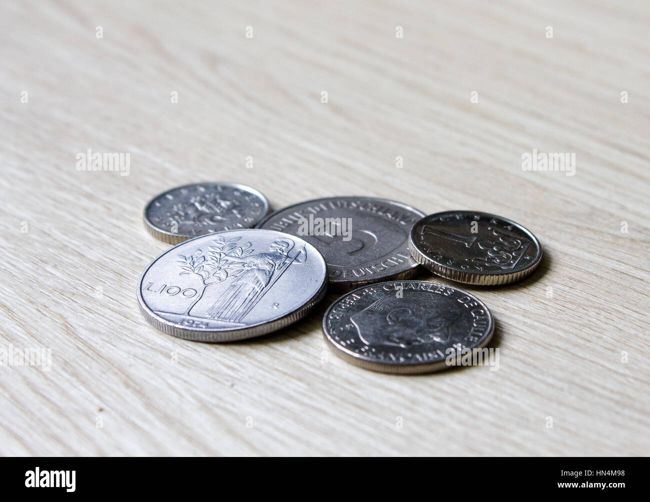 Alte Münzen, Vergleich, antiquarische Münzen der Schweiz, Deutschland, Frankreich Italien Spanien Stockfoto
