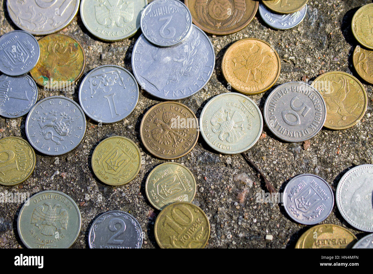 Münzen-Nahaufnahme. Eine ganze Reihe von Münzen zu diesem Hintergrund übereinander gestapelt Stockfoto