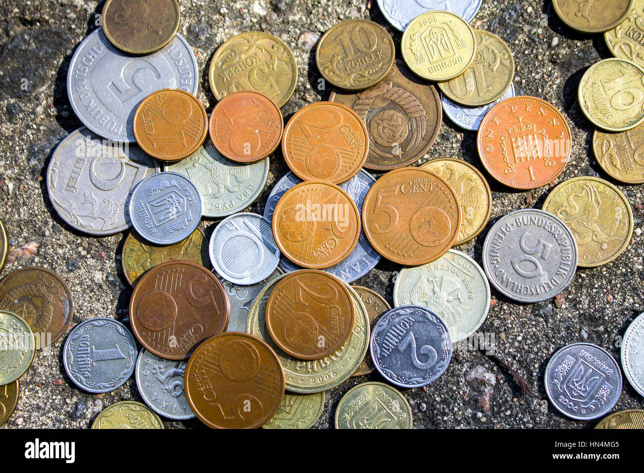 Münzen-Nahaufnahme. Eine ganze Reihe von Münzen zu diesem Hintergrund übereinander gestapelt Stockfoto