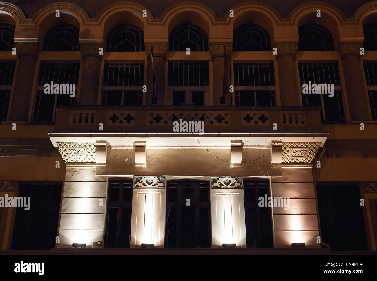 Details eines alten Museums wie Gebäude, dekorative Fenster und Stubs, während der Nacht. Stockfoto