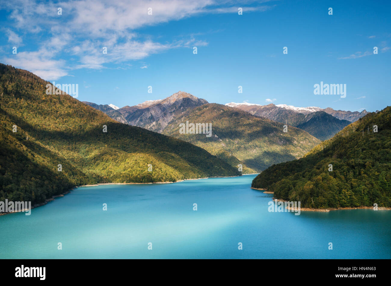 Dschwari Reservoir Enguri Flusses mit einem lebendigen türkisblauen Wasser zwischen den Bergen, obere Swanetien, Georgia. Ruhige See wie ein Fjord. Stockfoto