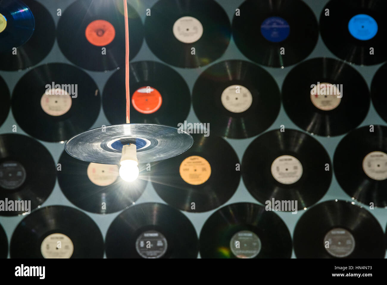 Retro-Schallplatten an Wand Stockfoto