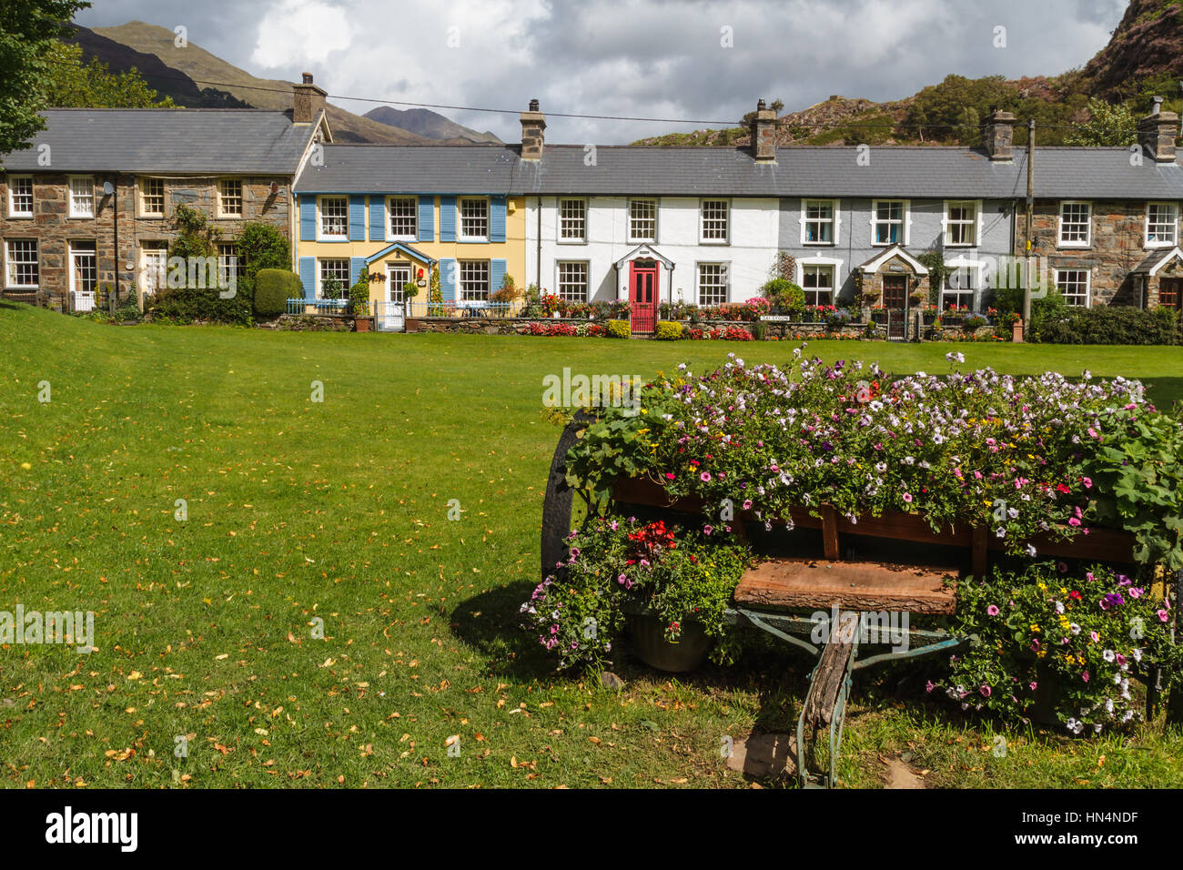 Zeile der traditionellen Steinhäusern neben Village Green in Beddgelert, Wales Stockfoto