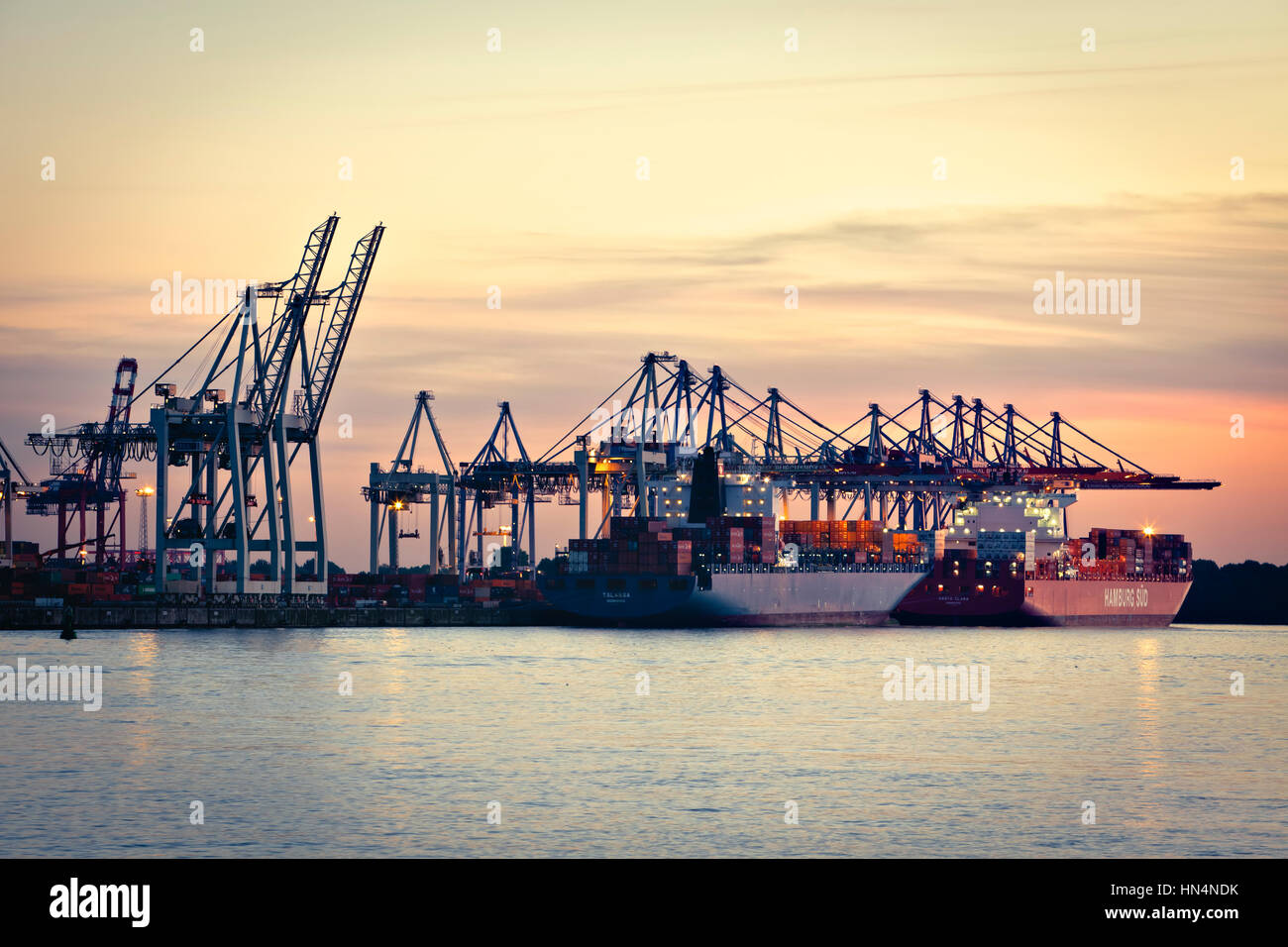 Hamburg, Deutschland - 24. Juli 2012: Zwei große Containerschiffe, die Talassa und das Santa Clara am terminal Burchardkai an der Elbe angedockt sind. Stockfoto
