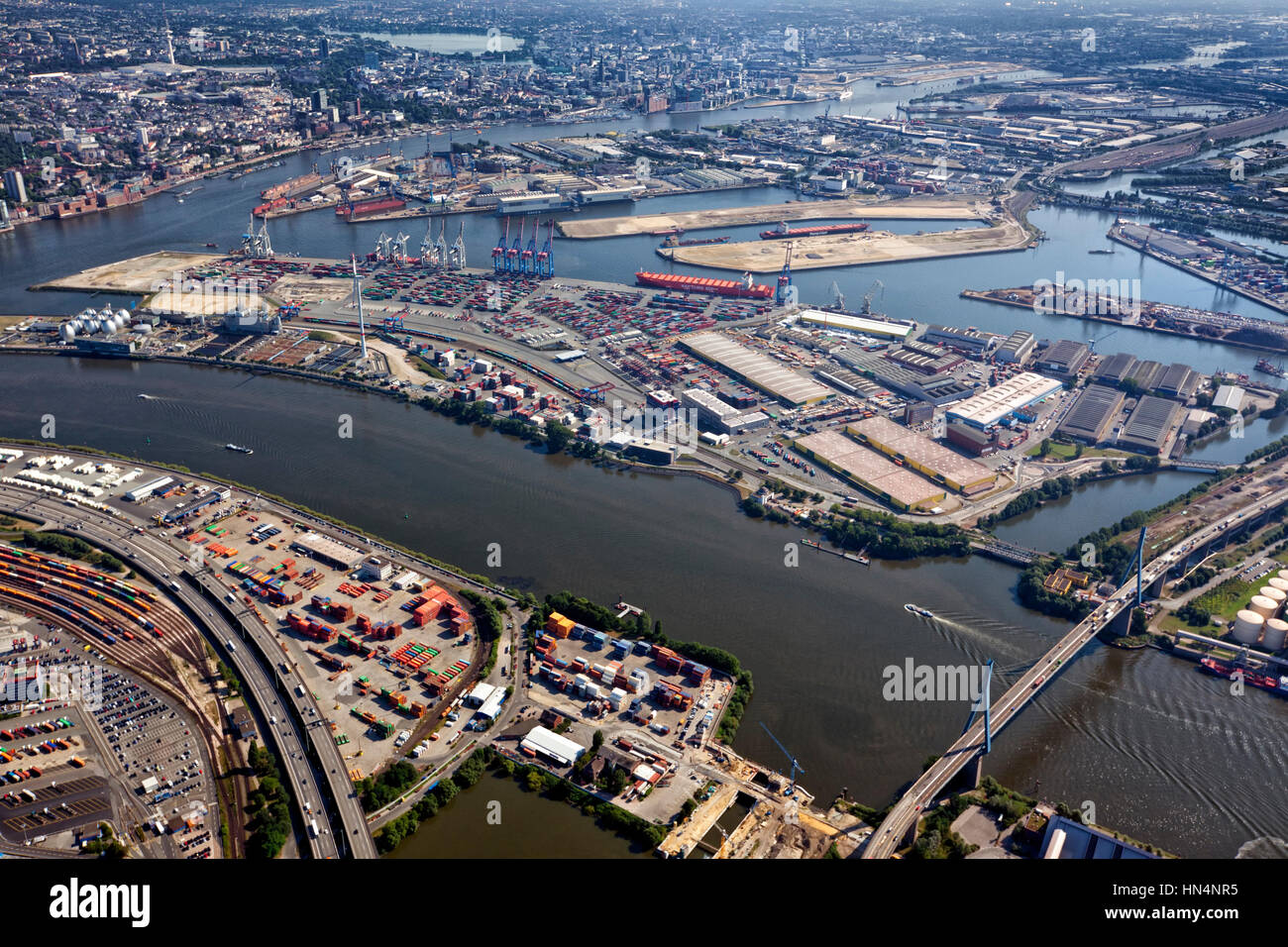 Hamburg, Deutschland - 6. August 2014: Luftaufnahme des Hamburger Hafens an der Elbe. Stockfoto