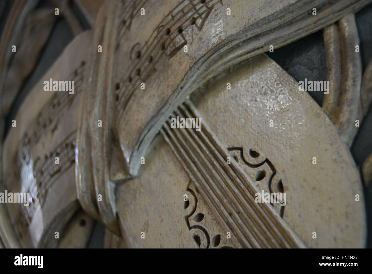 Musikalischen Verzierungen auf eine antike Uhr Stockfoto