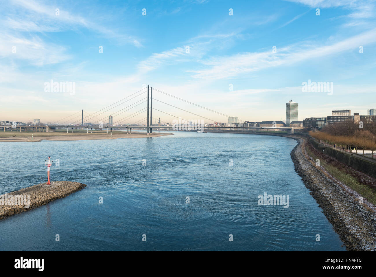 Düsseldorf, Deutschland - 20. Januar 2017: Von einem der Stege in den neuen Medien hat Hafen einer einen spektakulären Blick auf dem Fluss Rhein auf das lokale Parlament des Landes NRW und die Skyline der Altstadt Stockfoto