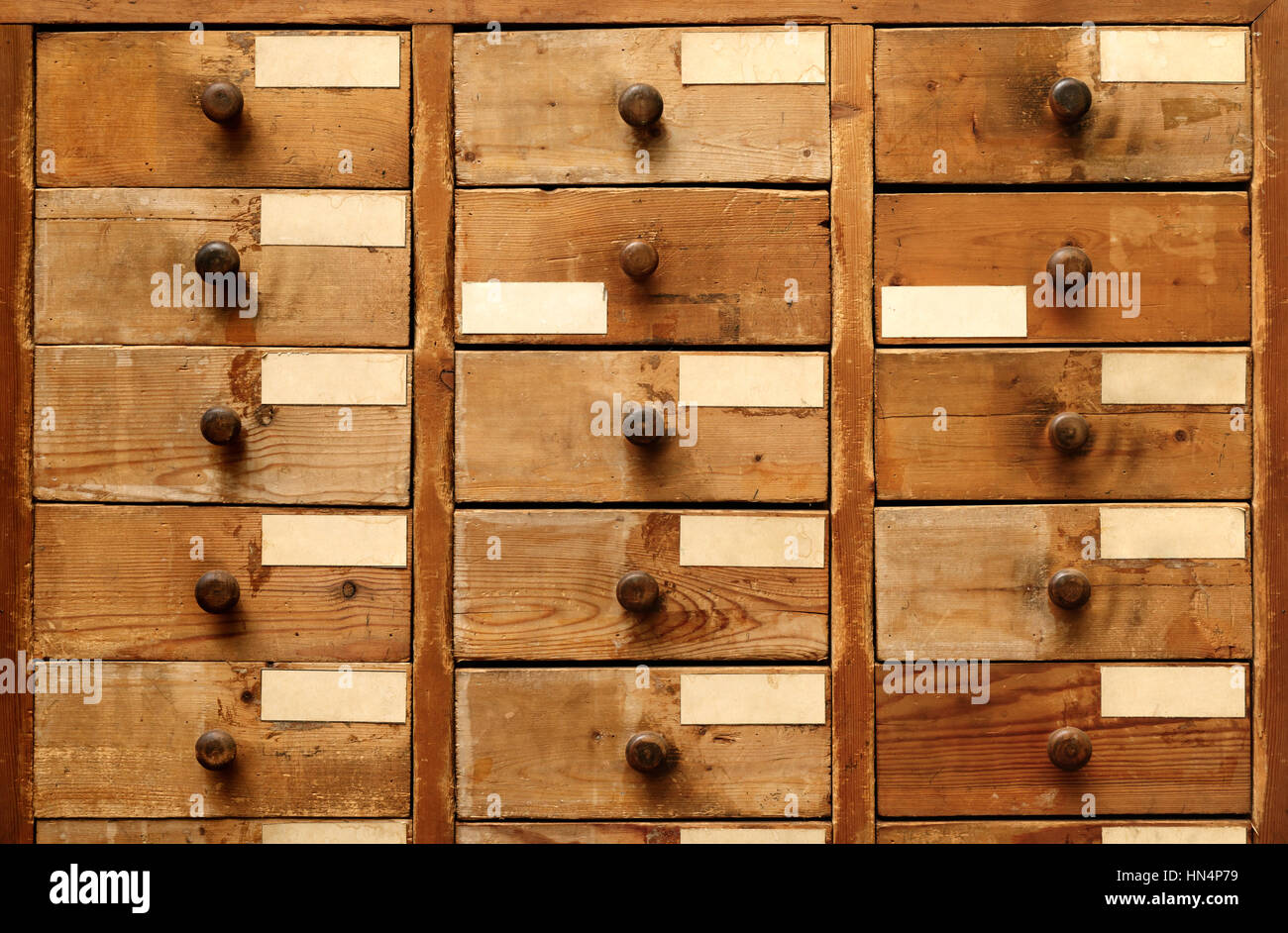 Hintergründe und Texturen: sehr alte hölzerne Schrank mit Schubladen Stockfoto